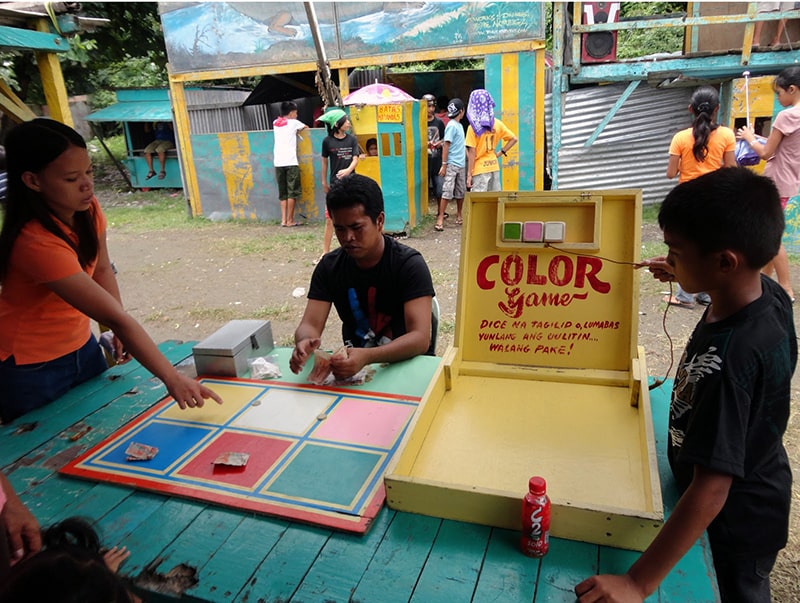 Karaniwang nagaganap ang color games sa Pilipinas tuwing Fiesta